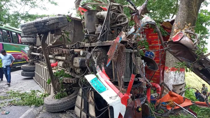 গোপালগঞ্জে ত্রিমুখী সংঘর্ষে নিহত ৮