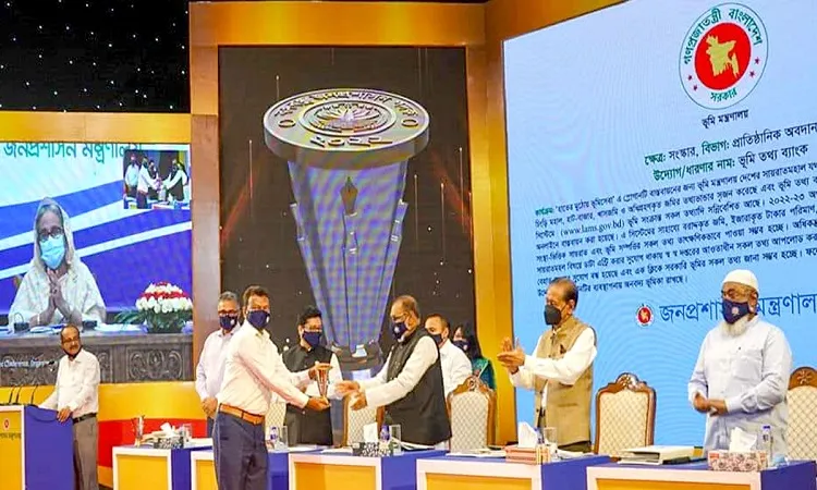 ৩১ কর্মকর্তা-প্রতিষ্ঠান পেলেন ‘বঙ্গবন্ধু জনপ্রশাসন পদক’