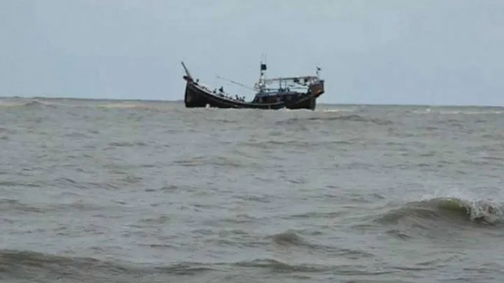 দুটি ট্রলারসহ  ১৪ জেলেকে নিয়ে গেছে ‘আরাকান আর্মি’