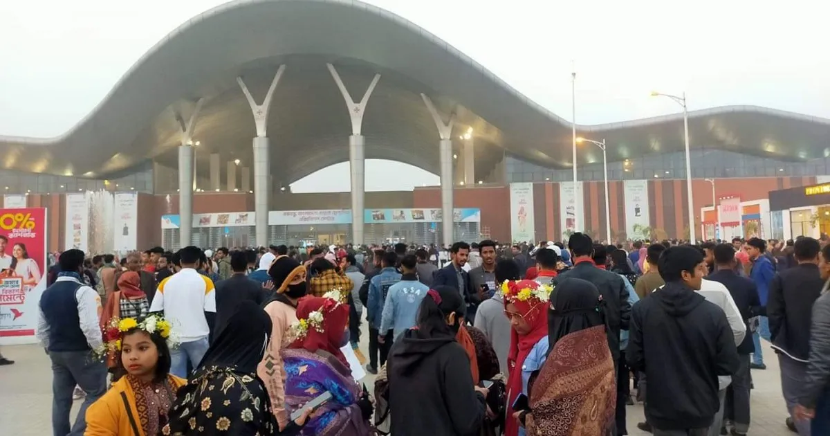 দর্শনার্থী বেড়েছে বাণিজ্যমেলায়, ক্রেতা টানতে বিশেষ ছাড়