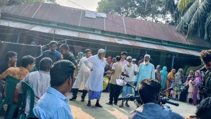 সাইকেল চালাতে গিয়ে পুকুরে পড়ে ৭ বছরের শিশুর মৃত্যু