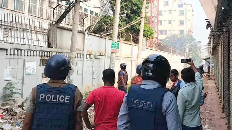 আশুলিয়ায় শ্রমিক-পুলিশ সংঘর্ষ, গুলিবিদ্ধ ৩