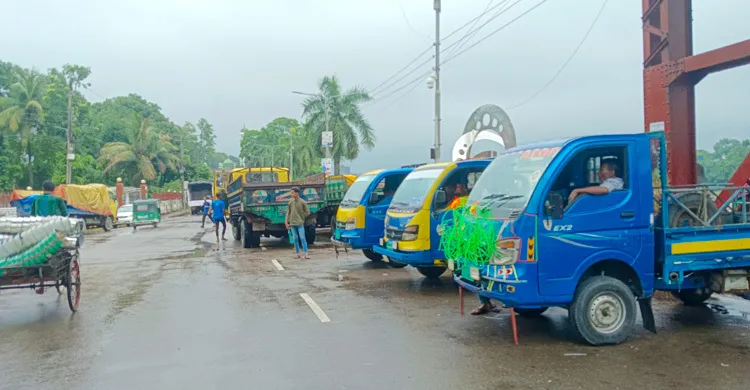 সড়কে ঈদ কাটে ২২ হাজার ট্রাকচালক-শ্রমিকের
