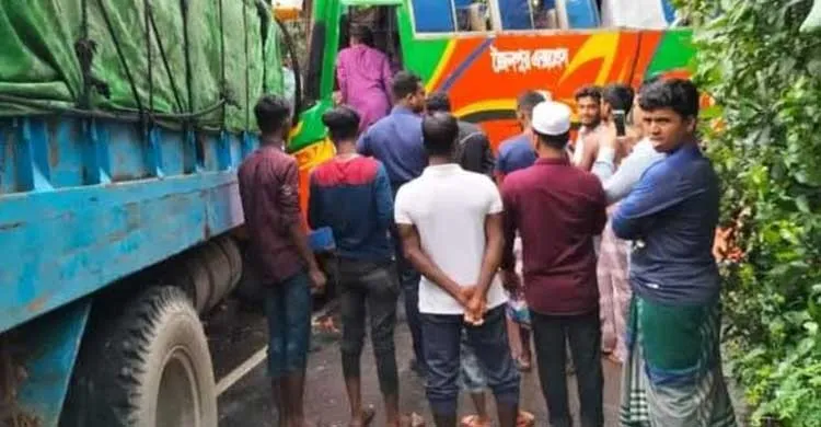 কুমিল্লায় বাস-ট্রাকের সংঘর্ষে আহত ২০