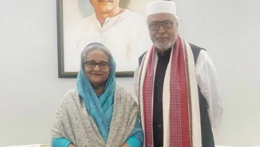 প্রধানমন্ত্রীর সঙ্গে সপরিবারে কাদের সিদ্দিকীর সাক্ষাৎ