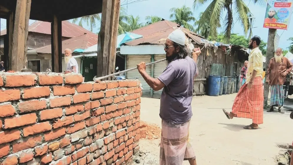 বিদ্যালয়ের নির্মাণাধীন দেয়াল ভাঙার অভিযোগ যুবদল নেতার বিরুদ্ধে