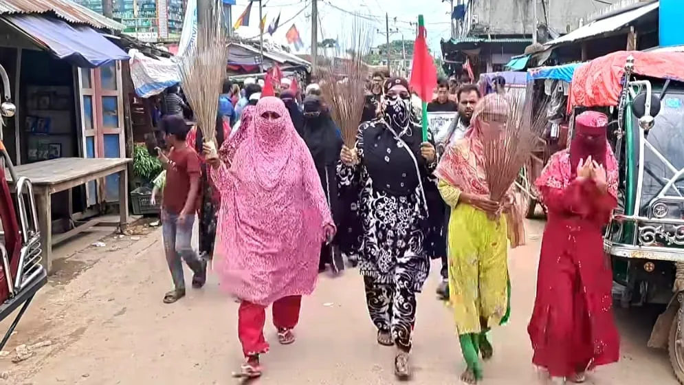 হানি ট্র্যাপের অভিযোগে বহিষ্কৃত বিএনপি নেতার বিরুদ্ধে ঝাড়ু মিছিল ও মানববন্ধন