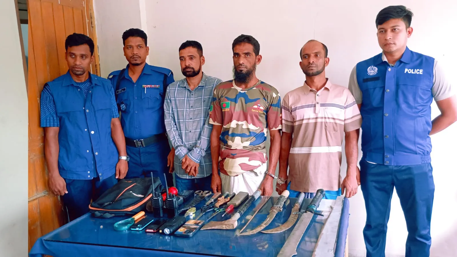 ডাকাতির প্রস্তুতিকালে অস্ত্রসহ তিন ডাকাত সদস্য গ্রেফতার