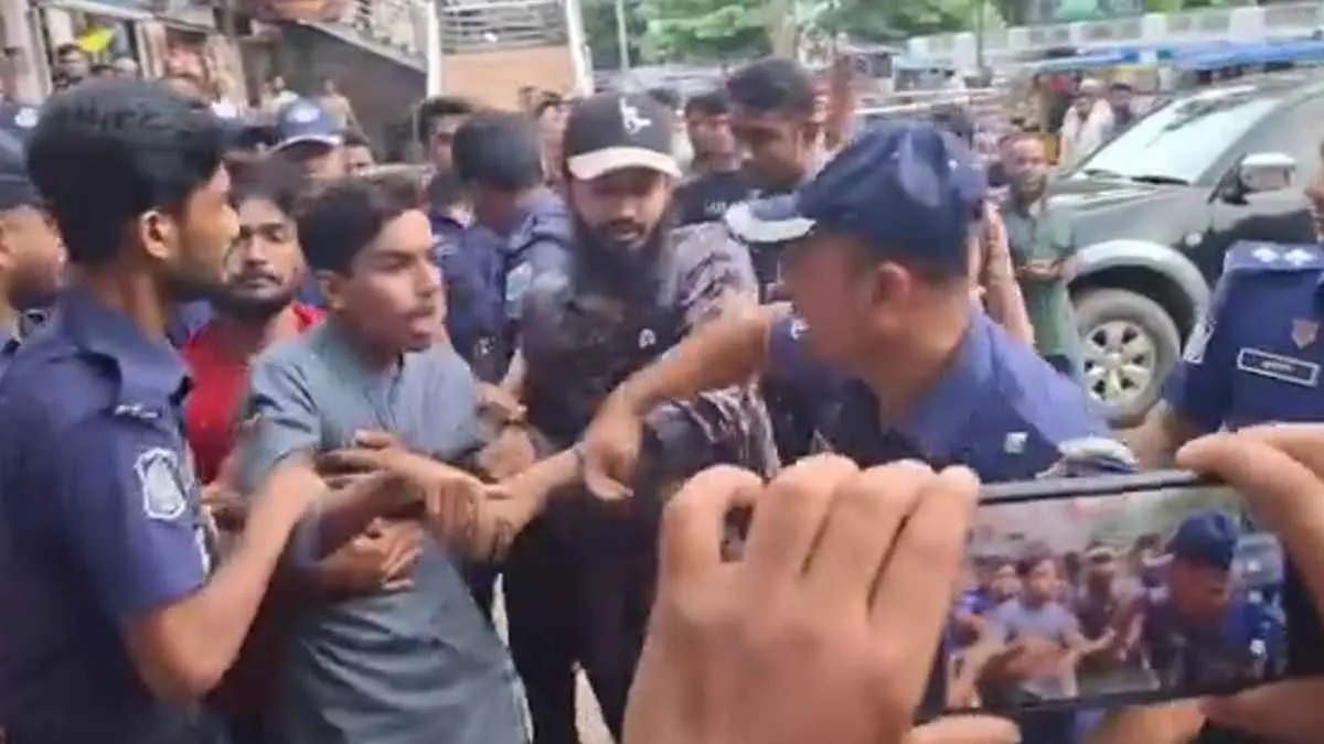 বৈষম্যবিরোধী নেতা সেই মাহাদীকে টেনেহিঁচড়ে থানায় নিল পুলিশ