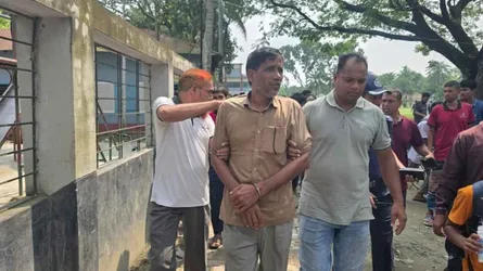 ইসলাম নিয়ে কটূক্তি, শিক্ষককে পুলিশে দিলো শিক্ষার্থীরা