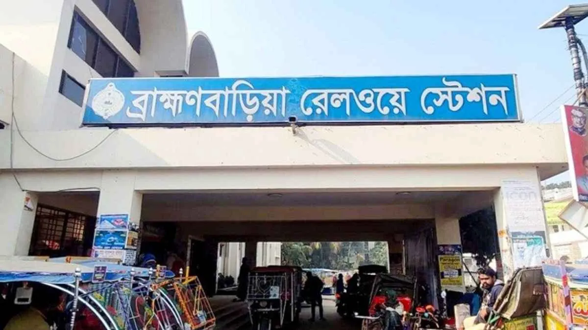 দলবেঁধে হামলায় স্টেশন মাস্টারসহ আহত ২