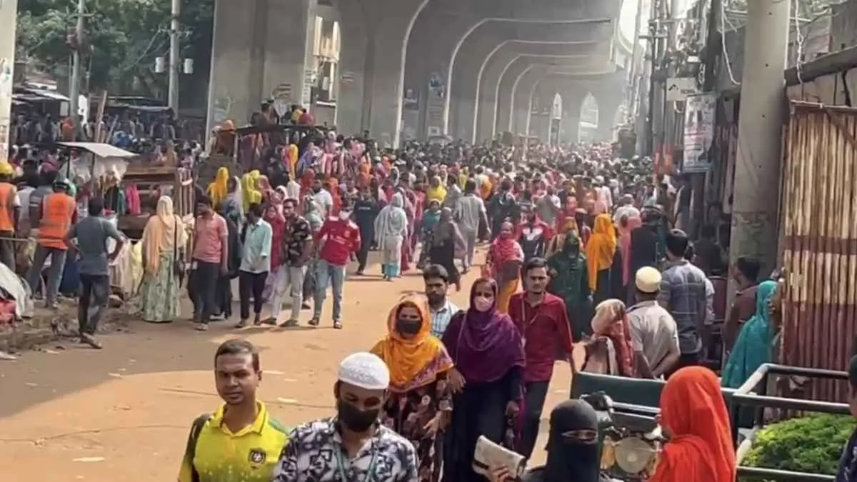মজুরি বৃদ্ধির দাবিতে আশুলিয়ায় শ্রমিক-পুলিশ সংঘর্ষ, ছুটি ২৫ কারখানায়