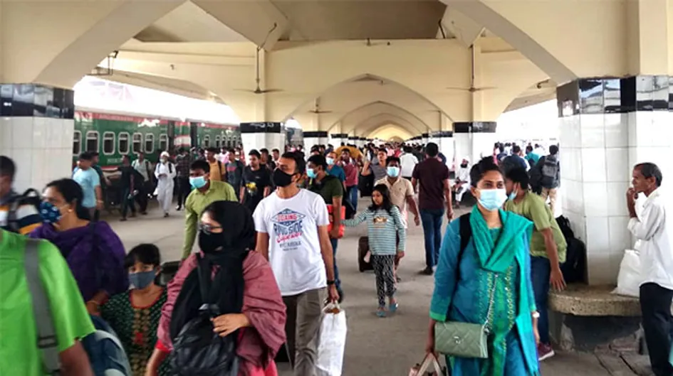 ঈদের দ্বিতীয় দিন : কমলাপুরে ঘরমুখো মানুষের ভিড়
