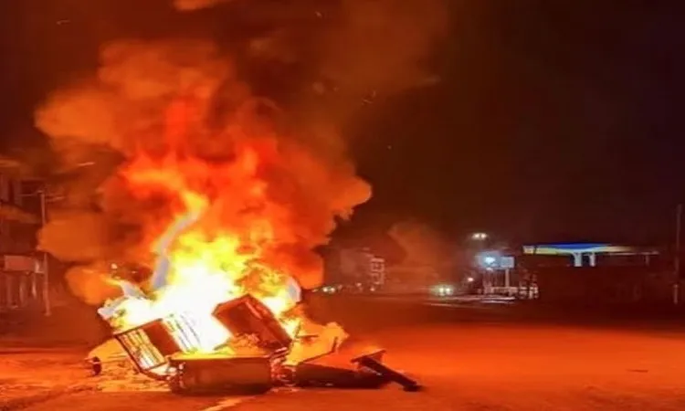 হানিফ ফ্লাইওভারে মাইক্রোবাসে আগুন