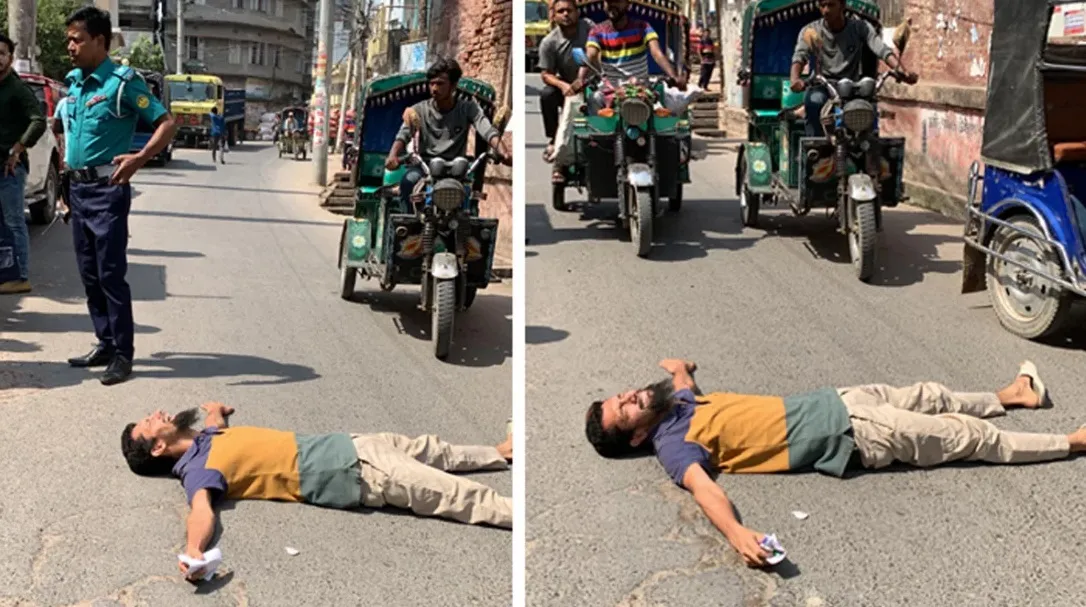 পরীক্ষা না দিতে পেরে রাস্তায় গড়াগড়ি পরীক্ষার্থীর