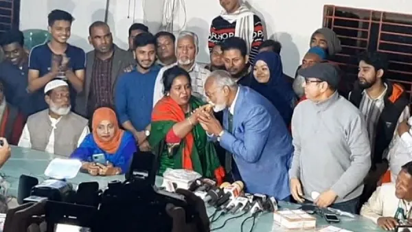 বাসায় এসে তৈমুরকে মিষ্টি খাওয়ালেন আইভী