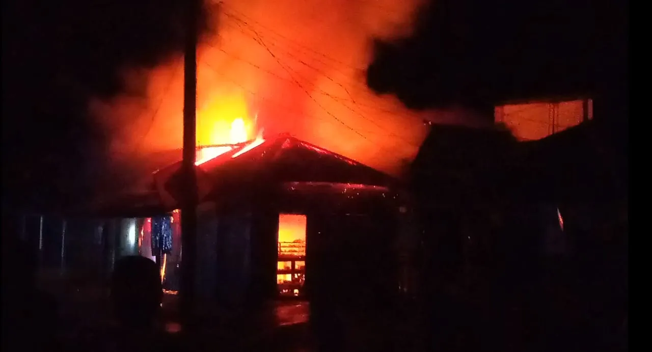 আগুনে পুড়ে ছাই ৪ দোকান