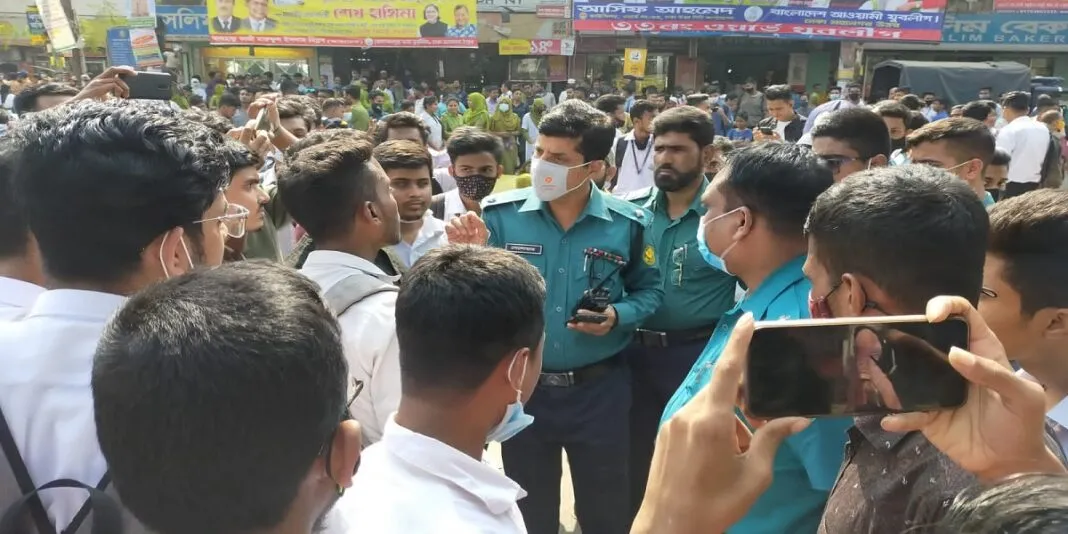 হাফ পাসের দাবিতে শাহবাগ অবরোধ কর্মসূচি পুলিশি বাধায় পণ্ড