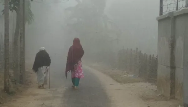 পৌষের তীব্র শীতে কাঁপছে হিলি