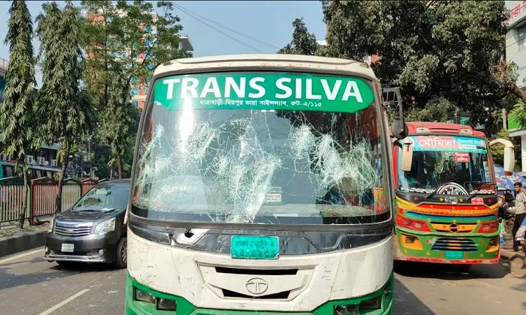 ‘হাফ ভাড়া’ ইস্যুতে শিক্ষার্থীদের সঙ্গে দুর্ব্যবহার, রাজধানীতে বাস ভাঙচুর