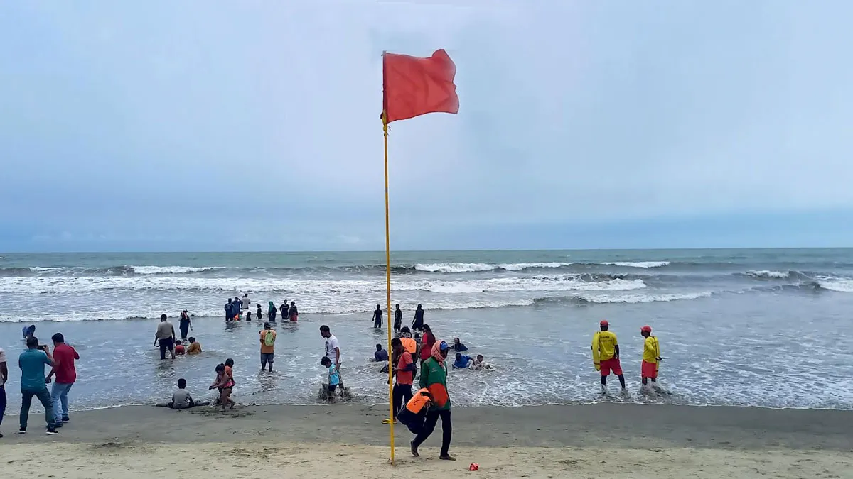 উপকূলে মোখার অগ্রভাগের আঘাত শুরু