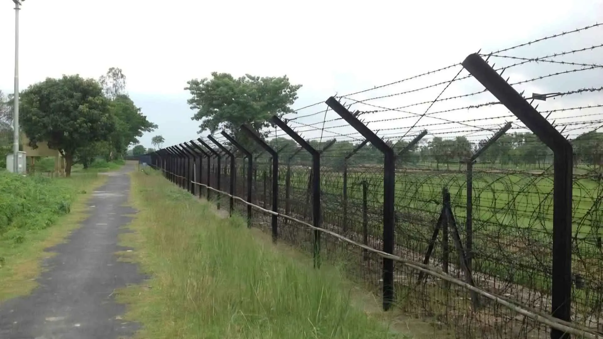 পুশইন ও চোরাচালান ঠেকাতে বিজিবির মাইকিং