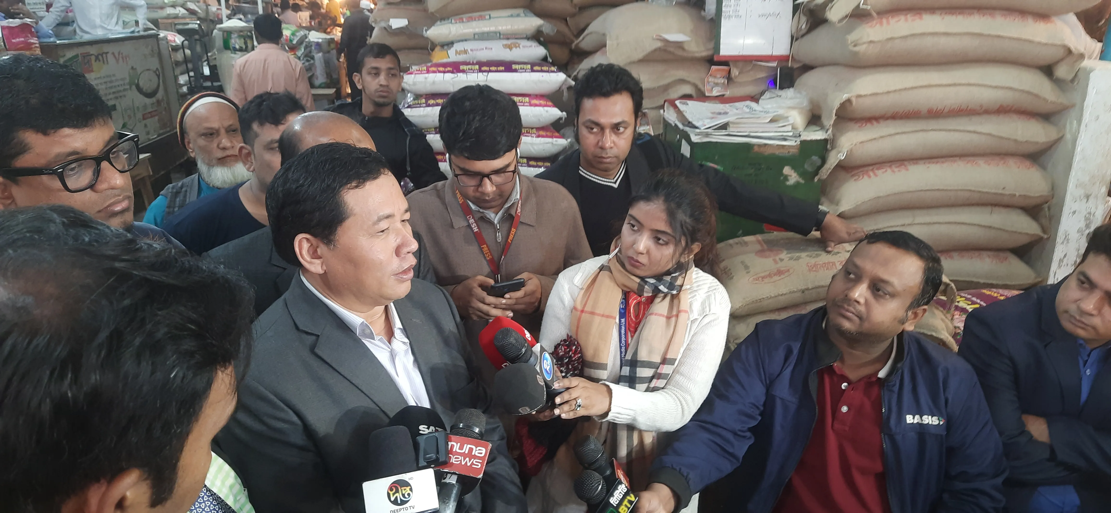 তদারকি দেখে দোকান খোলা রেখেই সটকে পড়লেন ব্যবসায়ীরা