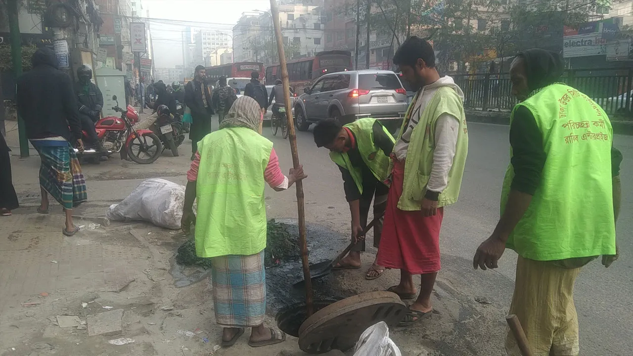 ঠান্ডায় শরীর অবশ হয়ে আসে, তবুও কাজ করতে হয়