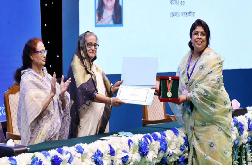 ‘রোকেয়া পদক-২০২২’ দিলেন প্রধানমন্ত্রী