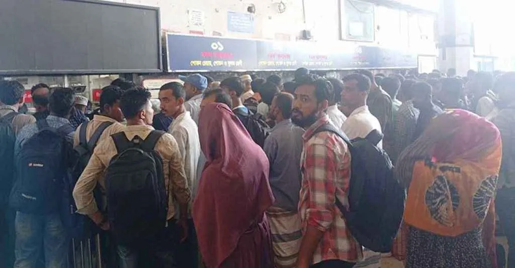 কমলাপুরে আজও ঘরমুখো মানুষের ভিড়
