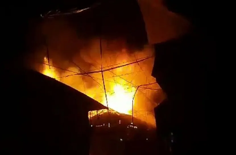 ঈদের রাতে গোপালগঞ্জে আগুনে পুড়লো ৩৪ দোকান