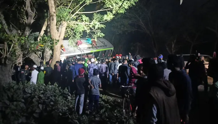 গোপালগঞ্জে পিকনিকের বাস উল্টে নিহত ২, আহত ৪০