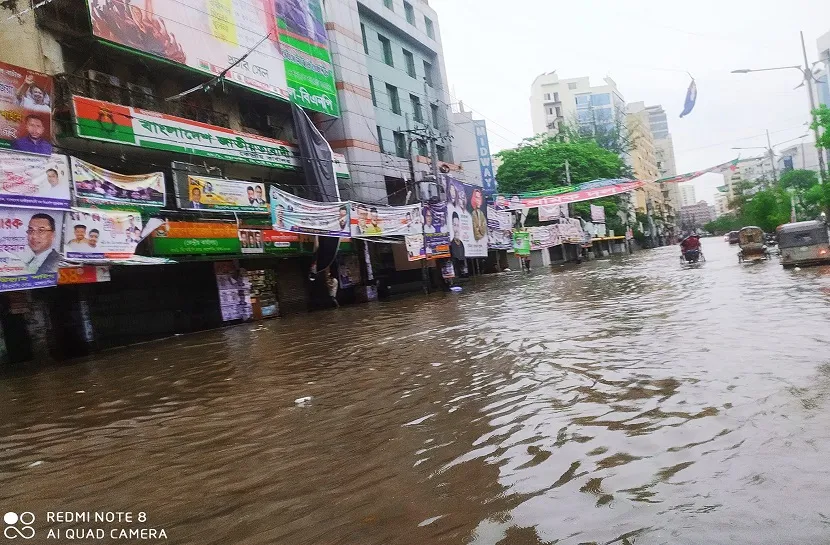 টানা বৃষ্টিতে রাজধানীতে জলাবদ্ধতার সৃষ্টি