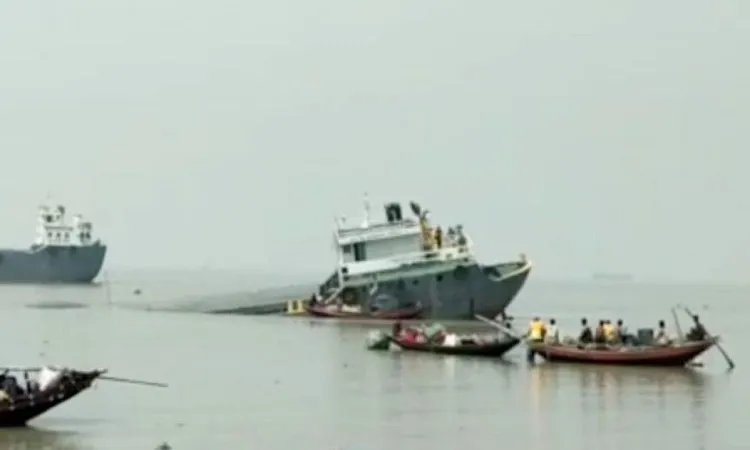 ভারতের নদীতে বাংলাদেশি জাহাজের মুখোমুখি সংঘর্ষ
