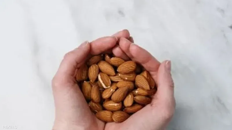 منها اللوز.. أطعمة تساعدك على النوم بشكل أفضل