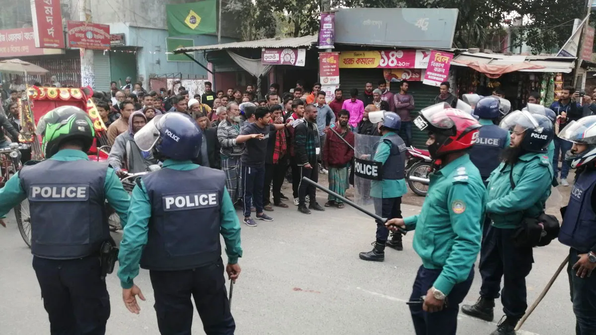 রংপুরে পুলিশের ধাওয়ায় ছত্রভঙ্গ কাউন্সিলর প্রার্থীর বিক্ষোভ
