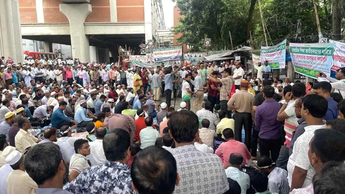 প্রধানমন্ত্রীর আশ্বাস ব্যতীত ঘরে ফিরবেন না শিক্ষকরা