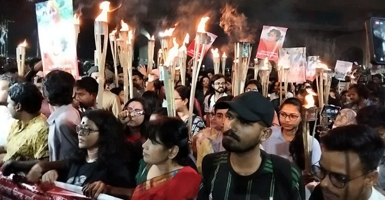 আছিয়া ধর্ষণের বিচার দাবিতে ঢাবিতে ছাত্র-জনতার মশাল মিছিল