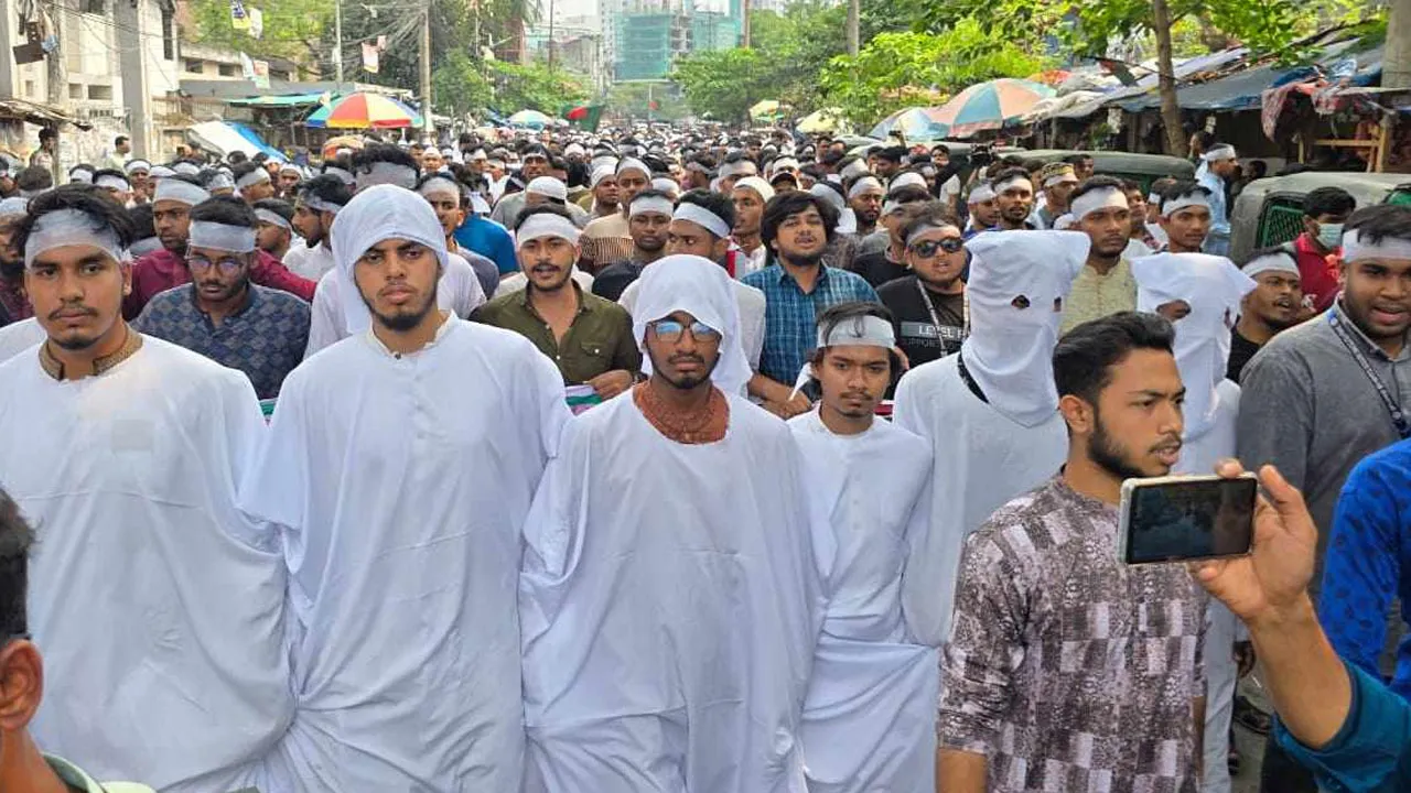 কাফনের কাপড় বেঁধে কারিগরি শিক্ষার্থীদের গণমিছিল