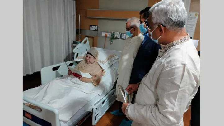 খালেদা জিয়াকে আমন্ত্রণপত্র পৌঁছে দিলেন ঐকমত্য কমিশন