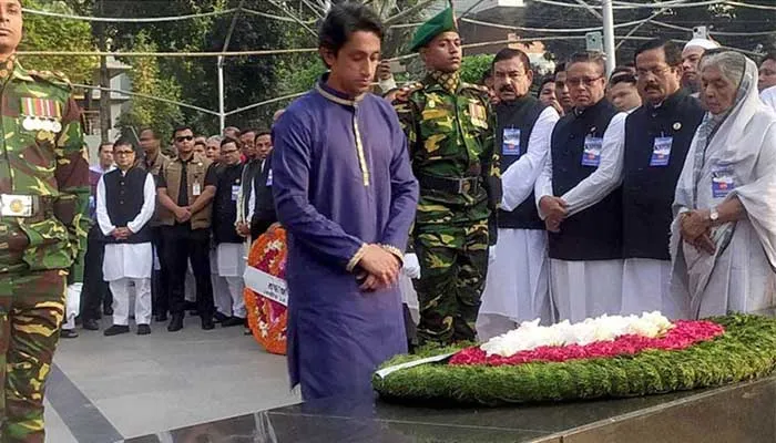 বঙ্গবন্ধুর প্রতিকৃতিতে প্রধানমন্ত্রীর পক্ষে ববির শ্রদ্ধা