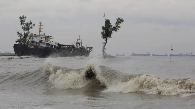 সাগরে নিম্নচাপ ৩ নম্বর সতর্কতা সংকেত