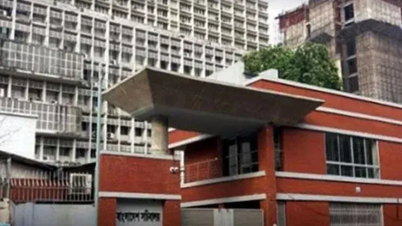 সচিবালয় গেটে ধাওয়া-পাল্টা ধাওয়া, পুলিশের ফাঁকা গুলি