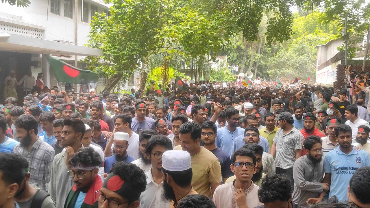 বঙ্গভবন অভিমুখে গণপদযাত্রায় আন্দোলনকারী শিক্ষার্থীরা