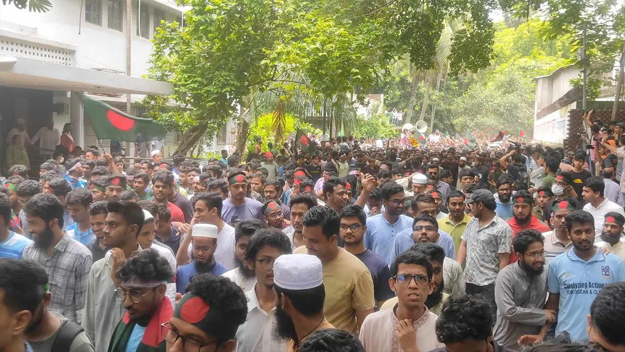বঙ্গভবন অভিমুখে গণপদযাত্রায় আন্দোলনকারী শিক্ষার্থীরা