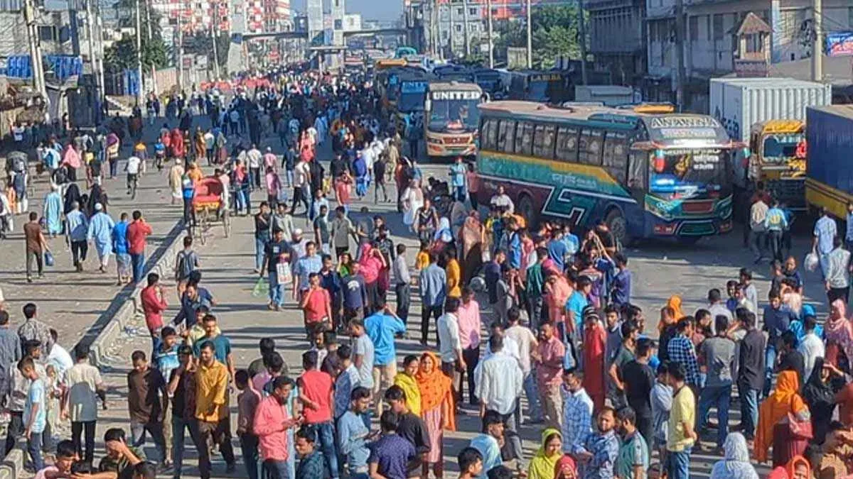 তৃতীয় দিনের মতো মহাসড়ক অবরোধ করে শ্রমিক বিক্ষোভ