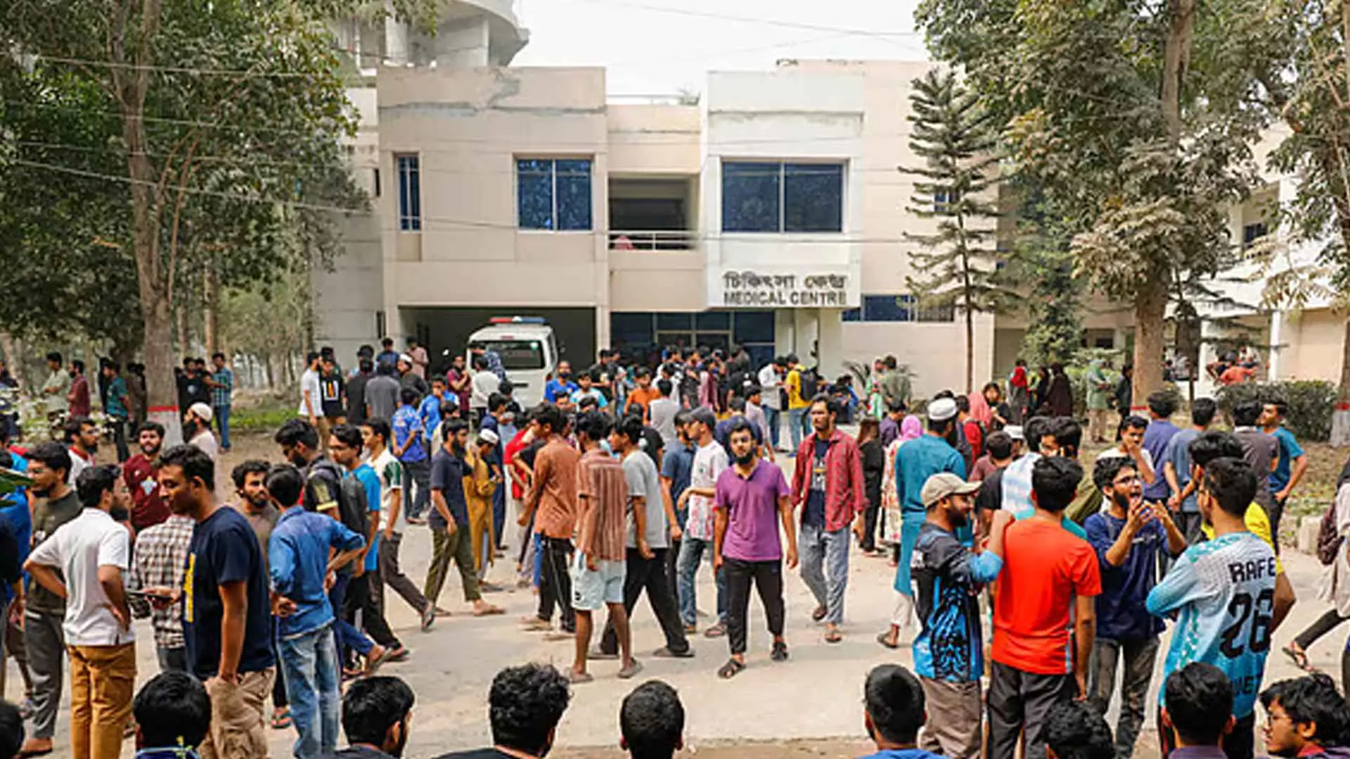 কুয়েটে শিক্ষার্থীদের ওপর হামলার ঘটনায় প্রশাসনের মামলা, আসামি অজ্ঞাত