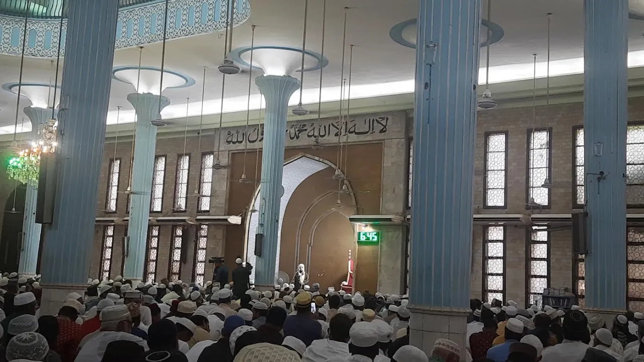 বায়তুল মোকাররমে ঈদের প্রথম জামাত অনুষ্ঠিত