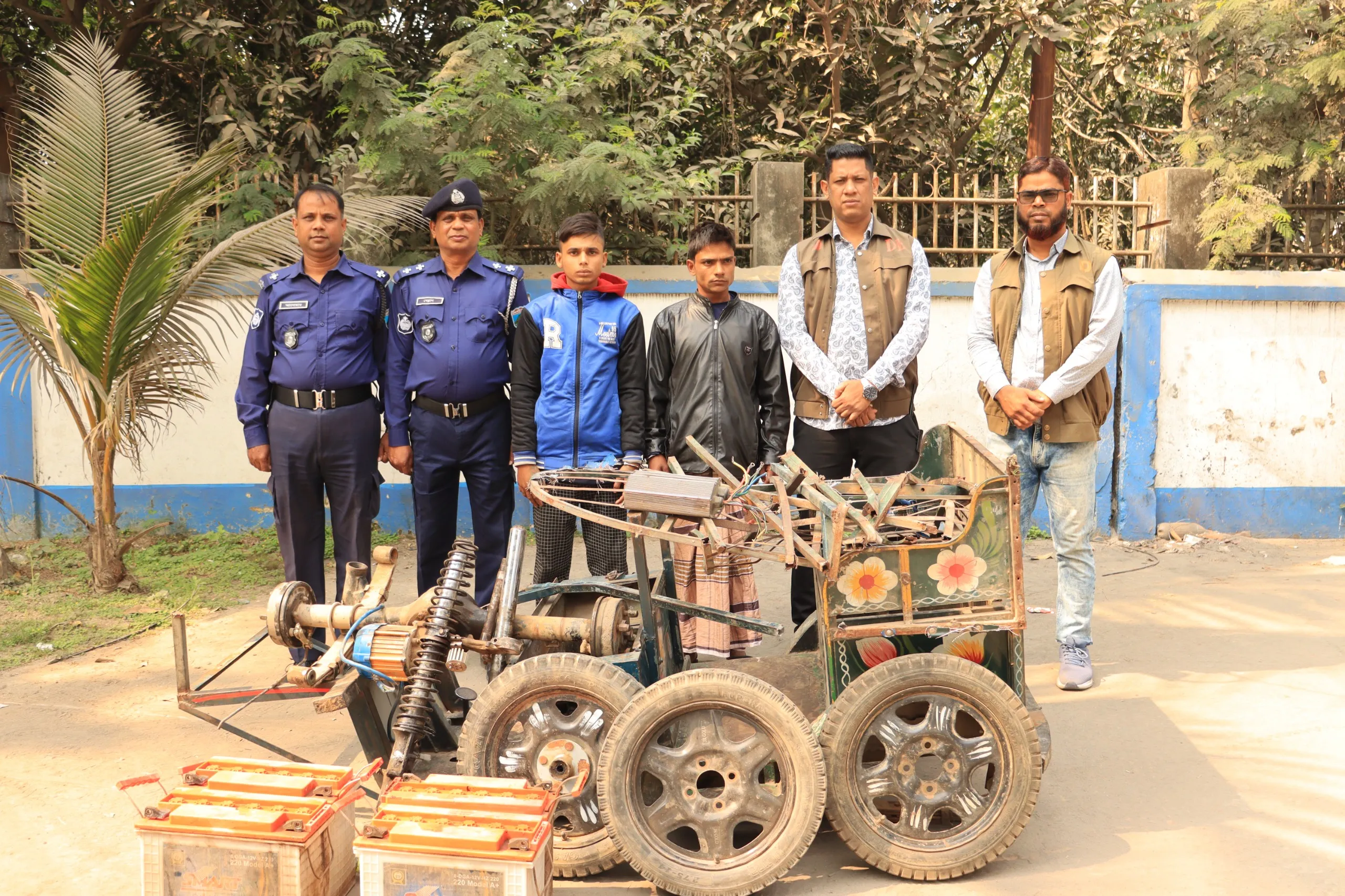 অটোরিকশা চালক হত্যা: রহস্য উদঘাটন, দুই বন্ধু গ্রেফতার