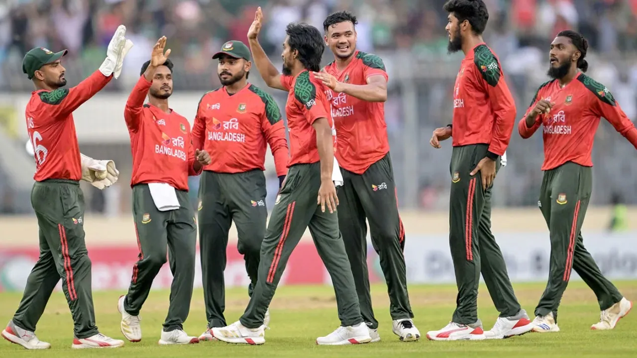 কোনোরকমে একশ ছুঁয়ে অলআউট পাকিস্তান